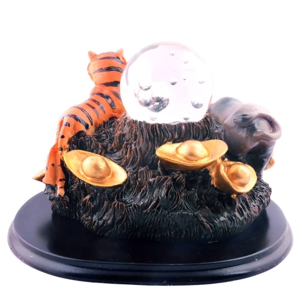 Statueta cu tigru, bivol si sfera de cristal
